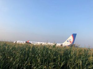Airbus A321 společnosti Ural Airlines po přistání v kukuřičném poli. Foto: Twitter