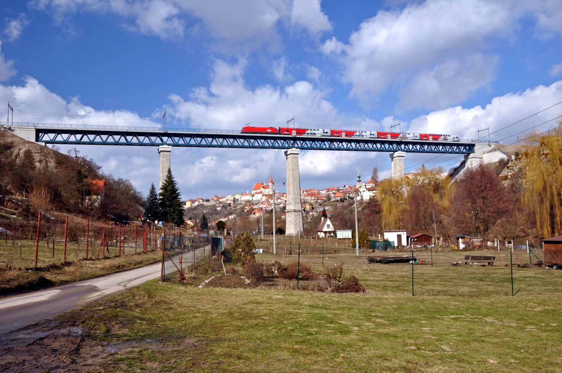 Viadukt ve Znojmě s vlakem ÖBB do Vídně. Foto: Exprojekt