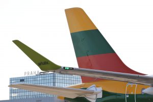 Airbus A220-300 společnosti airBaltic v barvách litevské vlajky v Praze. Foto: Letiště Praha