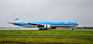Boeing 777-30ER společnosti KLM po přístání na amsterdamském letišti Schiphol. Foto: Jan Sůra
