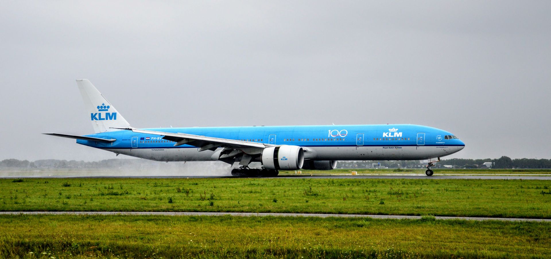 Boeing 777-30ER společnosti KLM po přístání na amsterdamském letišti Schiphol. Foto: Jan Sůra