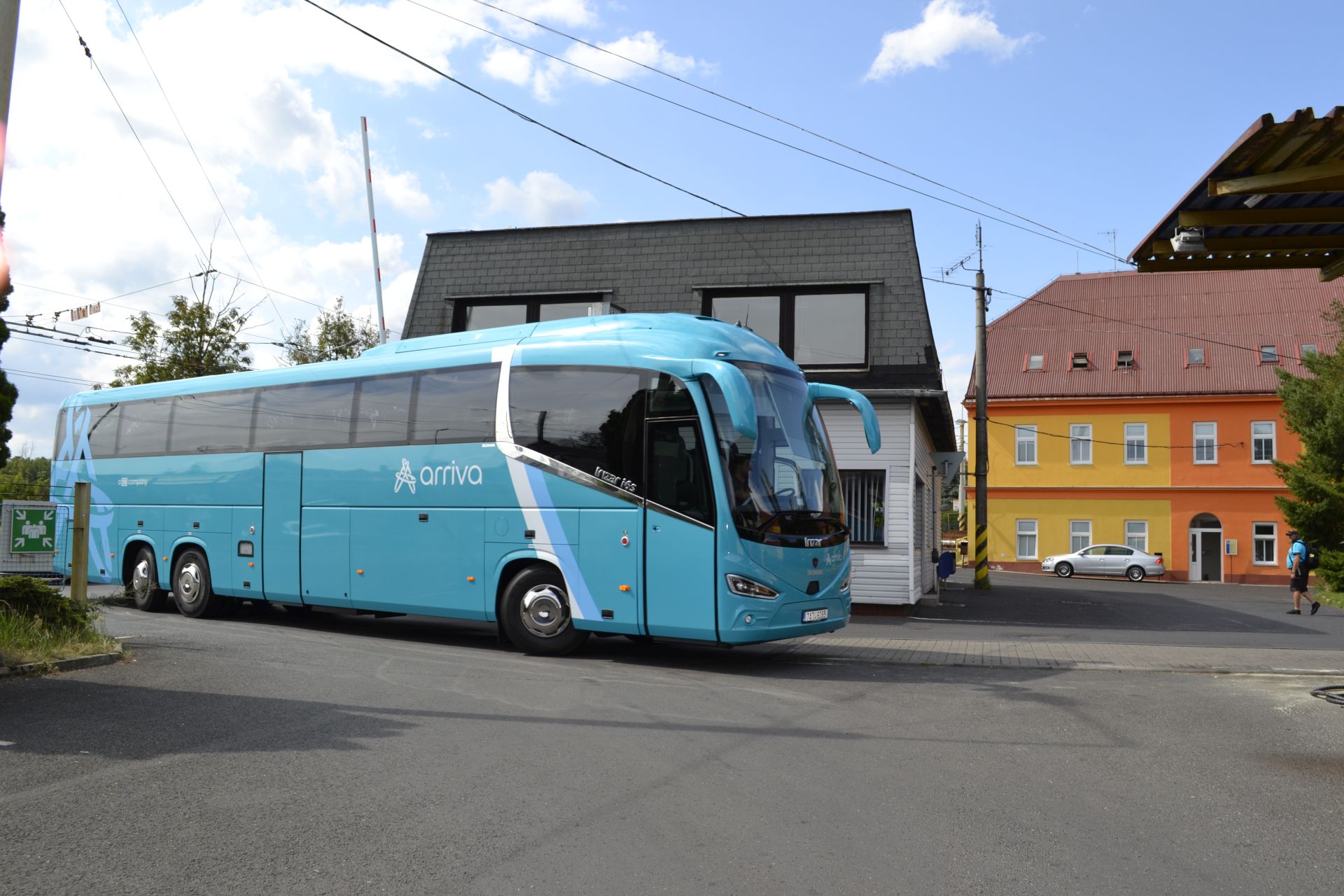 Autobusy Scania Irizar i6 v korporátním nátěru Arriva Express. Foto: Arriva