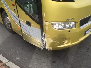 Odřený autobus z linky Liberec - Praha poté, co zkolaboval jeho řidič. Foto: PČR