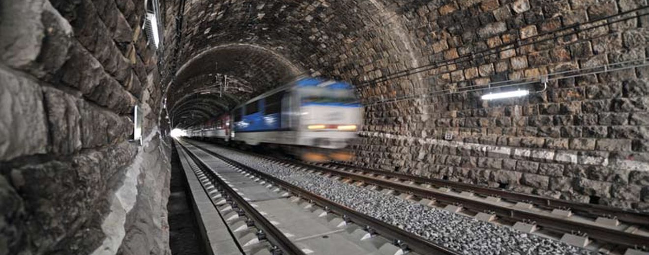 Vlak Českých drah ve Střelenském tunelu mezi Horní Lidčí a Púchovem. Foto: Subterra