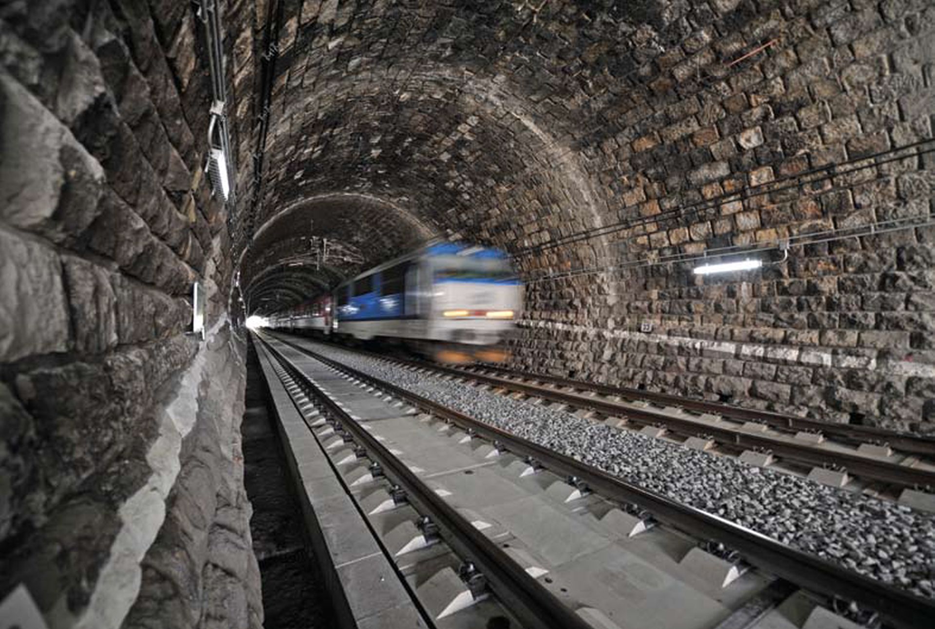 Vlak Českých drah ve Střelenském tunelu mezi Horní Lidčí a Púchovem. Foto: Subterra