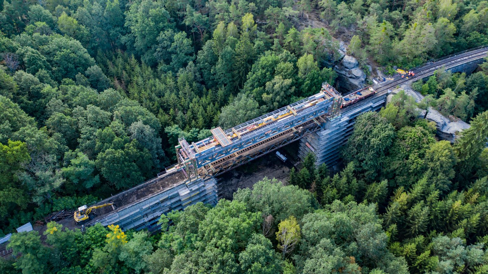 Oprava mostu před národní přírodní rezervaci Peklo v Zahrádkách u České Lípy. Foto: SŽDC