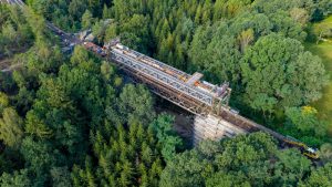 Oprava mostu před národní přírodní rezervaci Peklo v Zahrádkách u České Lípy. Foto: SŽDC