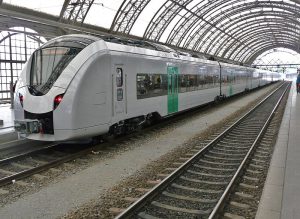 Jednotka Alstom Coradia Continental v Drážďanech. Foto: Rainerhaufe (Diskussion) 09:13, 13. Mai 2016 (CEST) [CC BY-SA 3.0 de (https://creativecommons.org/licenses/by-sa/3.0/de/deed.en)]