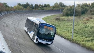 Elektrobus od Iveca při jízdě na zkušebním okruhu. Foto: Iveco