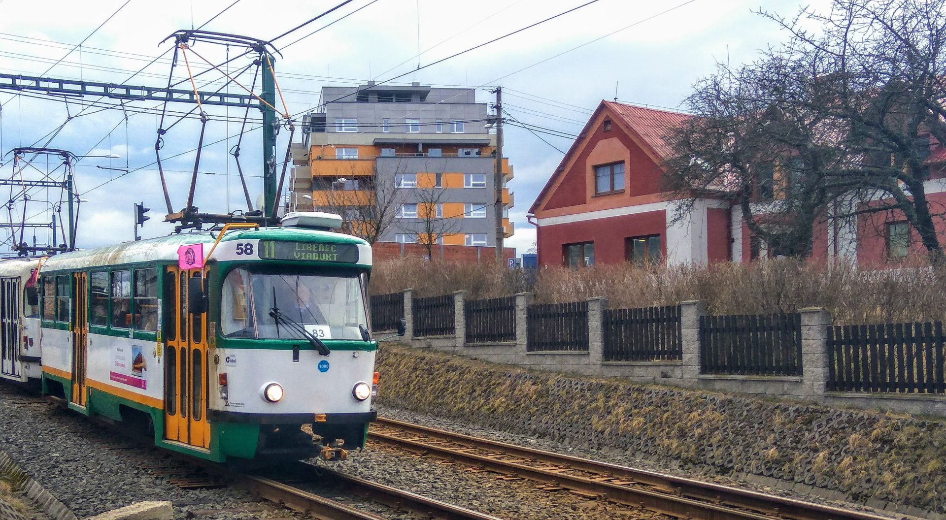 Tramvaj z Jablonce nad Nisou do Liberce na modernizované trati před zastávkou Nová Ruda. Foto: Jan Sůra