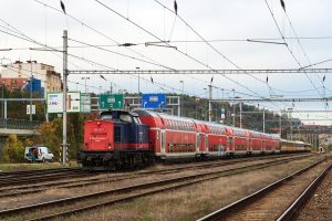 Soupravy s dalšími vozy Dbz pro RegioJet ve stanici Praha - Smíchov. Foto: Daniel Fedin