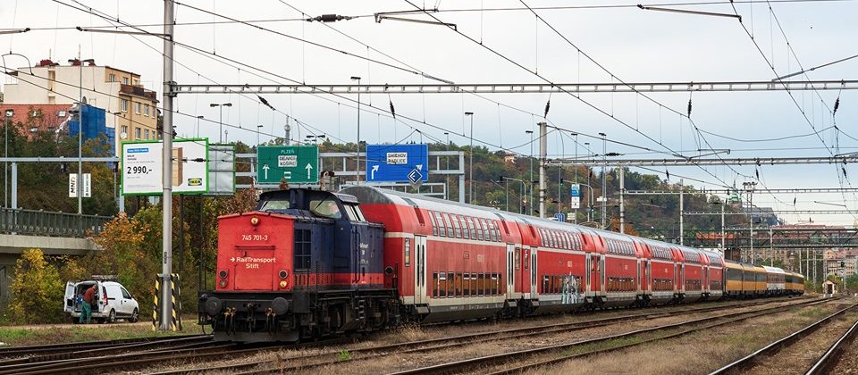 Soupravy s dalšími vozy Dbz pro RegioJet ve stanici Praha - Smíchov. Foto: Daniel Fedin