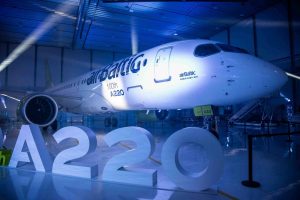 Ceremoniál předání stého A220. Foto: Airbus