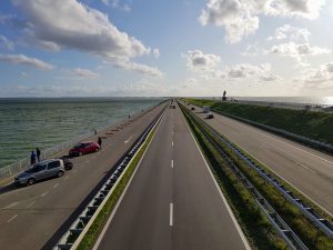 Dálnice A7 přes Afsluitdijk - uzavírací hráz, která rozděluje záliv Zuiderzee na dvě části: Waddenzee a uměle vytvořené jezero Ijsselmeer. Foto: Jan Sůra
