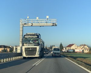 Kontrolní mýtná brána v Dasným u Českých Budějovic. Pramen: CzechToll