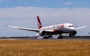 Boeing 787-9 přistává v Sydney po 19 hodinách a 19 minutách letu z Londýna. Foto: Qantas