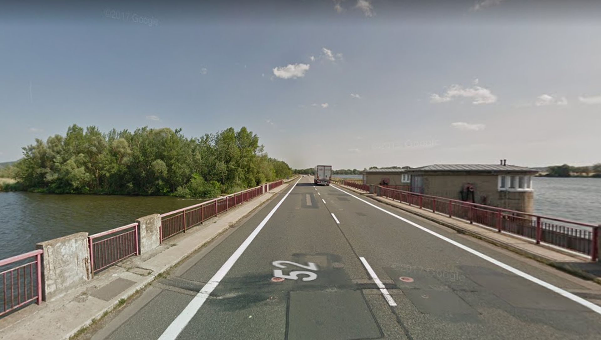 Most na silnici I/52 přes vodní dílo Nové Mlýny. Foto: Google