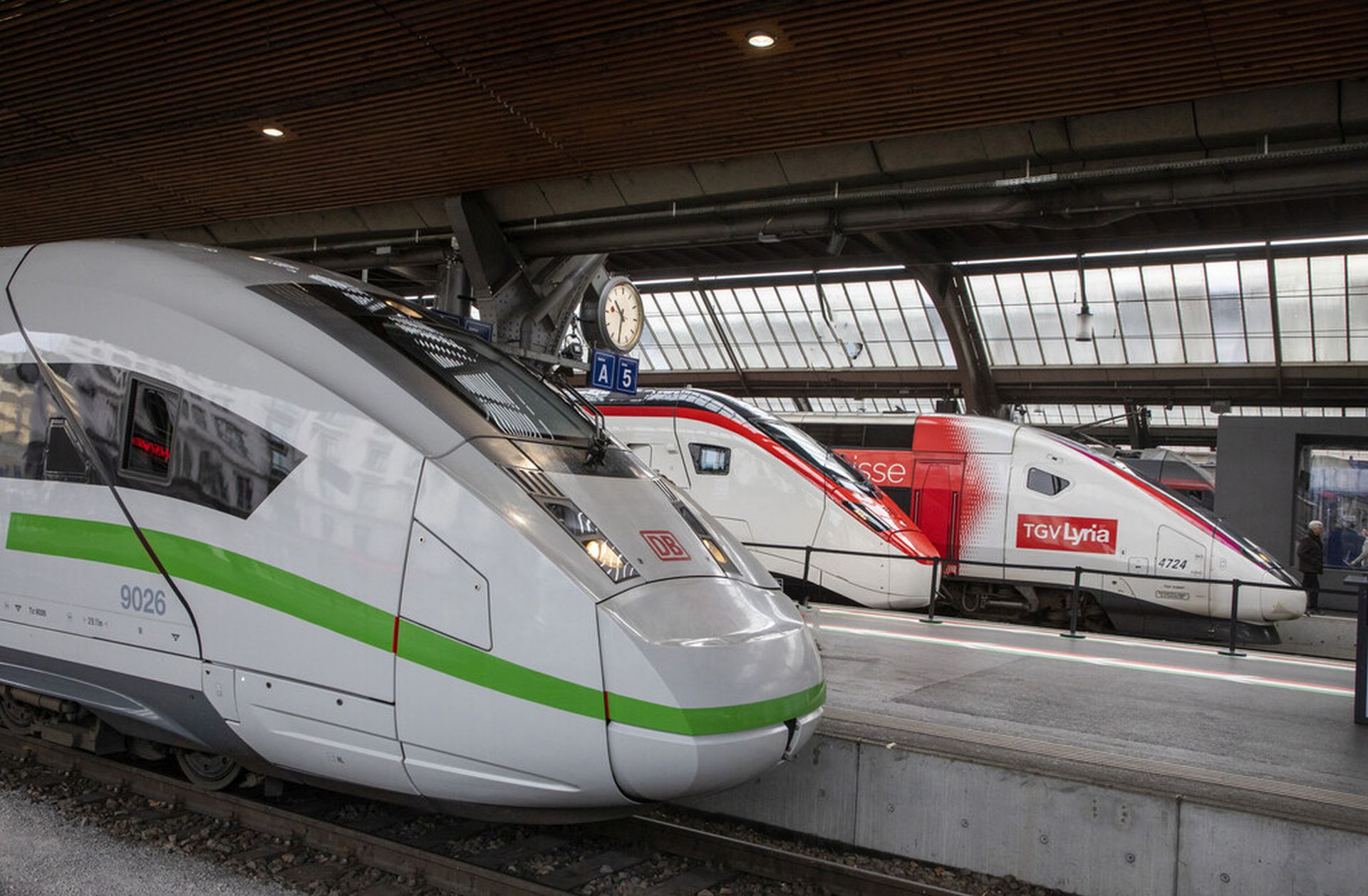 ICE 4, Giruno a TGV 2N2 na nádraží v Curychu. Foto: SBB