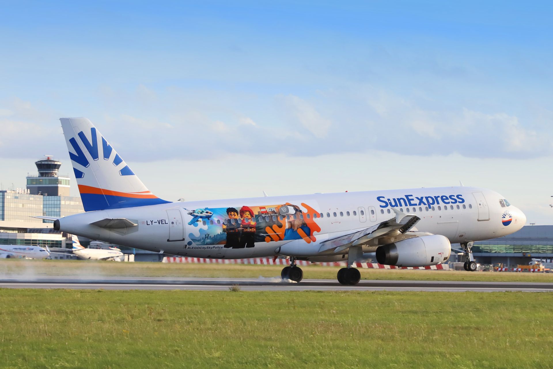 Airbus A320-200 společnosti Sun Express v Praze. Foto: Letiště Praha