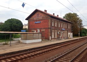 Železniční stanice Prosenice. Foto: Palickap – Vlastní dílo, CC BY-SA 4.0, https://commons.wikimedia.org/w/index.php?curid=61988605