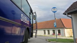 Autobus firmy StiBus na zastávce. Pramen: StiBus