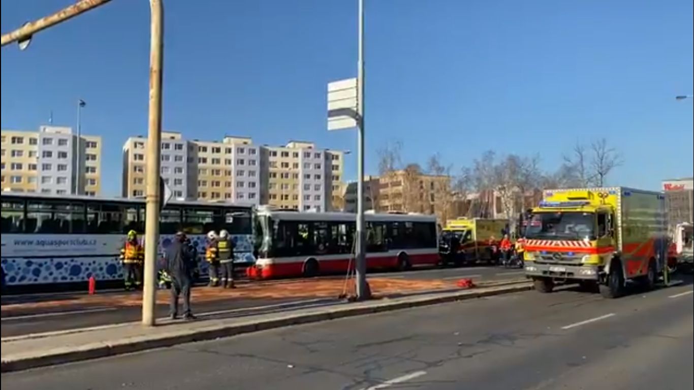 Nehoda dvou autobusů v Praze. Foto: Hasiči Praha