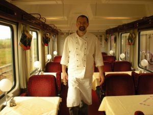 Pavel Peterka ještě jako kuchař ve vlaku z Prahy na Sylt