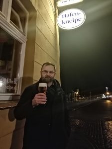 ilvestrovské stralsundské pivo před tamní Hafenkneipe, kam jsme rádi chodili po dojezdu, popisuje Pavel Peterka tuto fotografii
