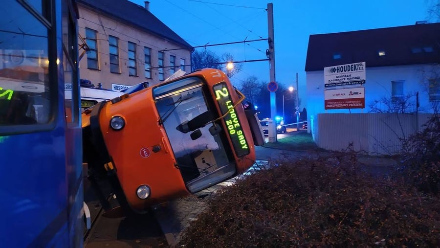 Srážka tramvají v Liberci v Dolním Hanychově.