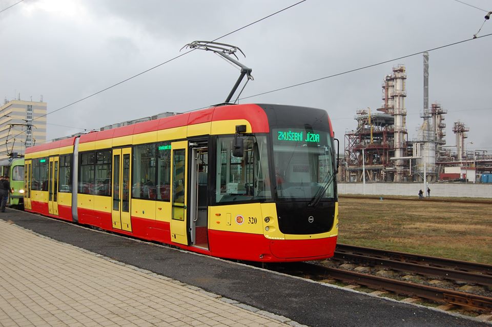 Tramvaj EVO2 v barvách Dopravního podniku měst Mostu a Litvínova. Foto: DPmML