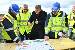 Premiér Babiš a ministr Havlíček pomáhají zkrátit dobu výstavby D11. Autor: MDČR