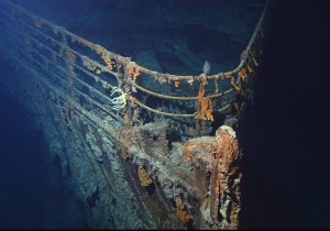 Vrak Titanicu v roce 2004. Autor: Courtesy of NOAA/Institute for Exploration/University of Rhode Island (NOAA/IFE/URI). – http://www.gc.noaa.gov/gcil_titanic.html, Volné dílo, https://commons.wikimedia.org/w/index.php?curid=18643198