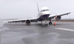 Poškozený podvozek Boeingu 757 v Keflavíku. Foto: Twitter