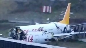 Nehoda letadla Pegasus Airlines v Istanbulu. Pramen: Anadolu