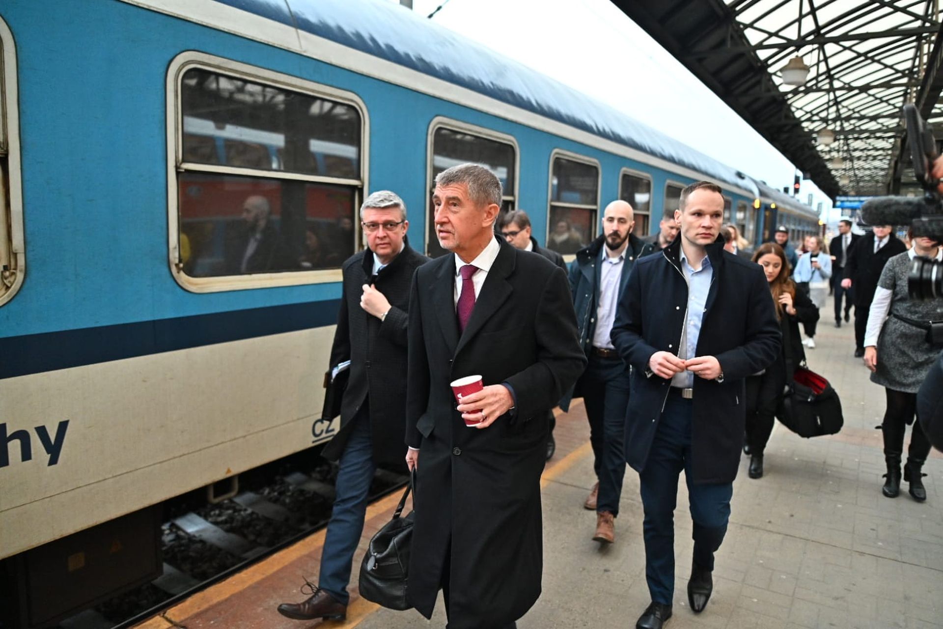 Andrej Babiš a Karel Havlíček přichází k vlaku kolem vozů, které na rychlících Praha - Benešov běžně jezdí. Foto: Ministerstvo dopravy