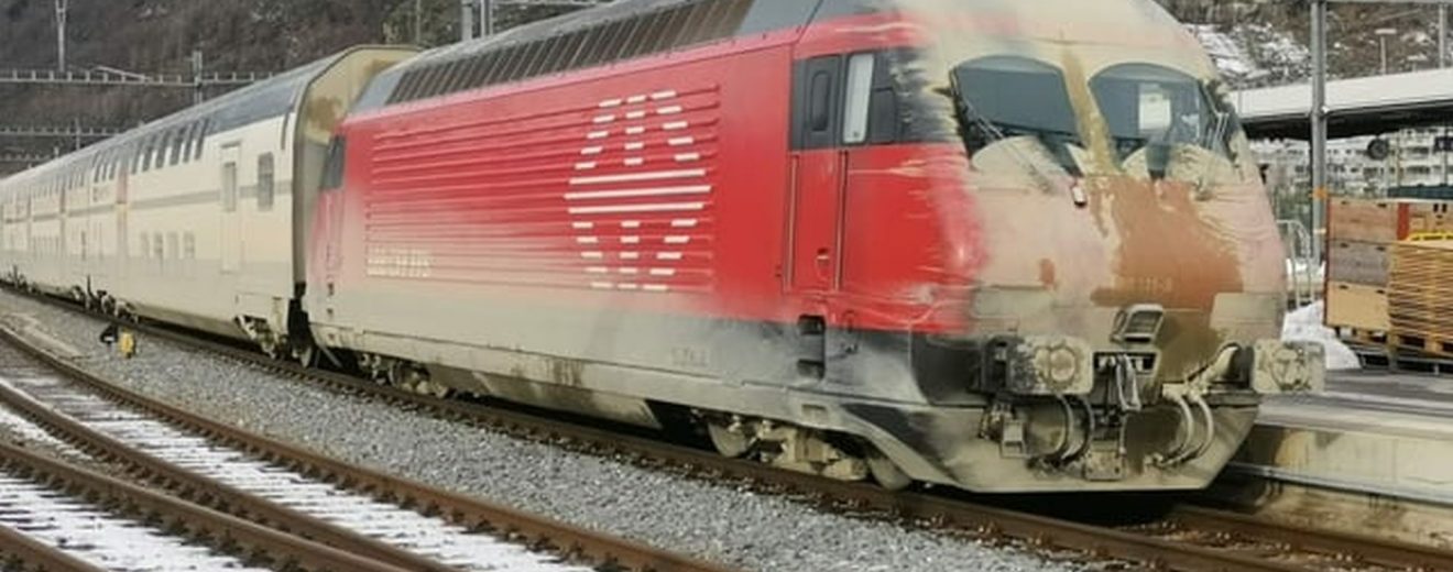 Vlak po výjezdu z Lötschberského tunelu po průsaku vody. Foto: @MMeschenmoser/Twitter