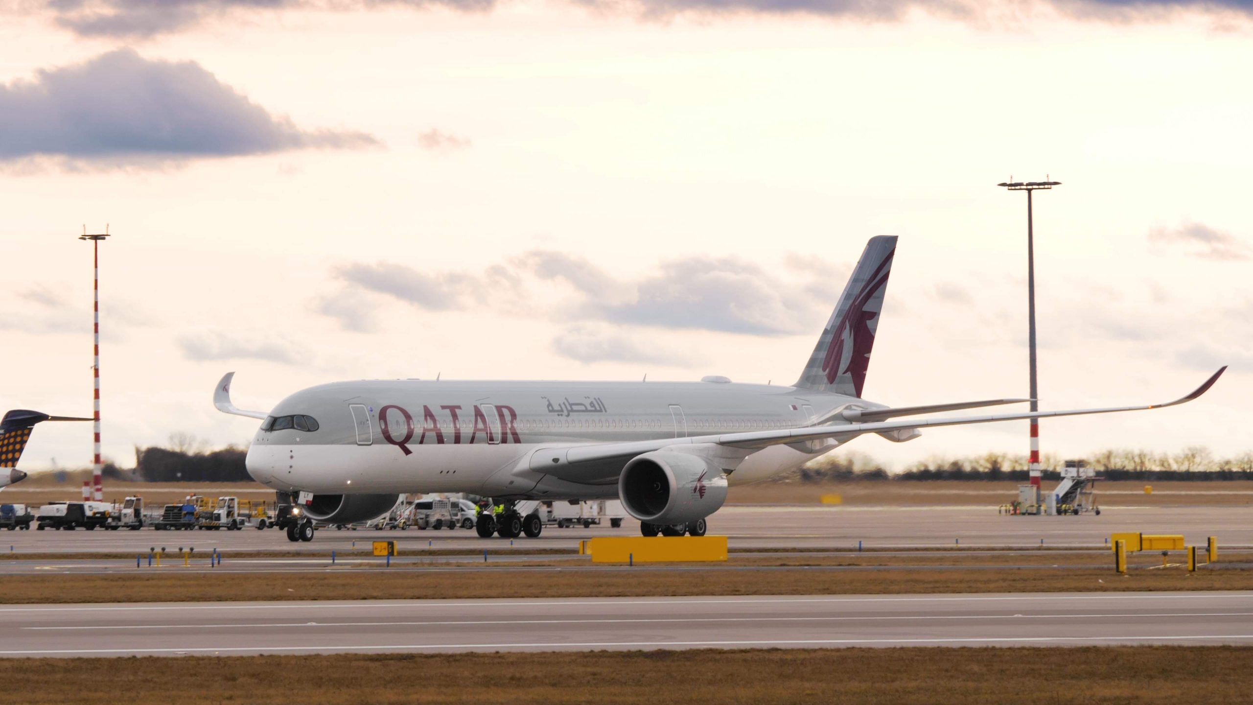 Airbus A350-900 společnosti Qatar Airways poprvé přistál v Praze. Foto: Flyrosta.com