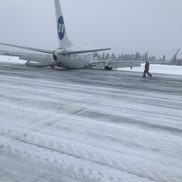Boeing 737-500 po nepovedeném přistání v Usinsku. Foto: Twitter