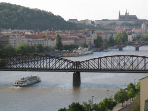 Železniční most pod Vyšehradem v Praze. Autor: Enfo – Vlastní dílo, CC BY-SA 3.0, https://commons.wikimedia.org/w/index.php?curid=28675432