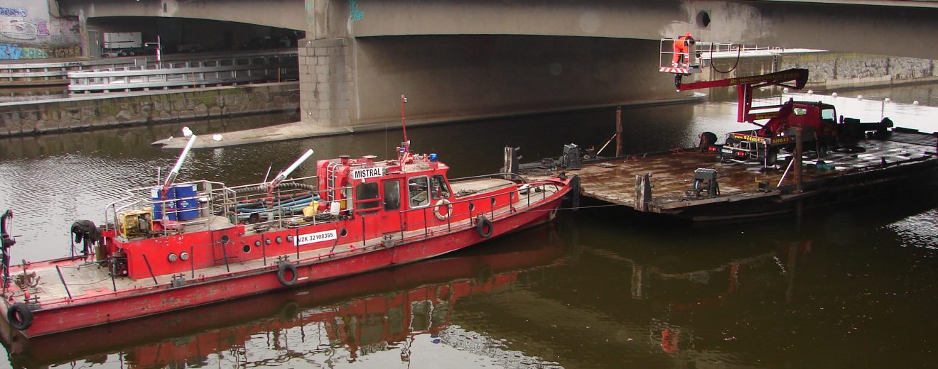 Hlávkův most, v pozadí výjezd z plavební komory. Pramen: TSK Praha