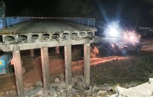 Demolice mostu na silnici II/610 přes D10 u Benátek. Foto: Skanska