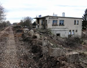 Zastávka Hlušovice v březnu 2020, staré nástupiště už je zbourané. Pramen: Správa železnic