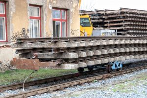 Deponie vytrhaných kolejí ve Šternberku. Pramen: Správa železnic