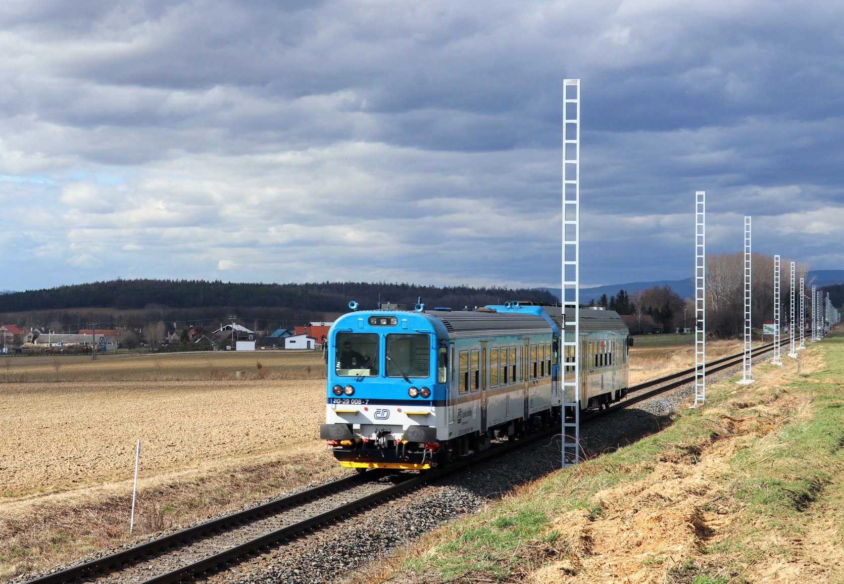 Motoráky budou na trati Olomouc - Uničov brzy vystřídány elektrikami. Pramen: Správa železnic