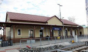 Výpravní budova v Uničově je z roku 1873, v roce 2013 prošla rekonstrukcí a nyní bude jen očištěna. Pramen: Správa železnic