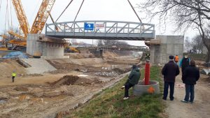 Osazování nového mostu přes Vraňansko-hořínský kanál v Lužci. Pramen: ŘVC