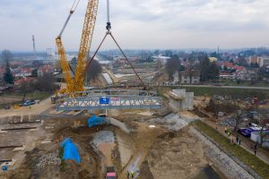 Osazování nového mostu přes Vraňansko-hořínský kanál v Lužci. Pramen: ŘVC