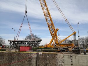 Osazování nového mostu na komoře Hořín. Pramen: ŘVC