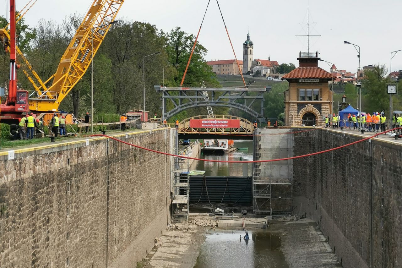 Osazování nového mostu na komoře Hořín. Autor: Tomáš Kolařík