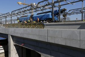 Zátěžová zkouška na nově budované trati z Hostivaře na Hlavní nádraží. Pramen: Metrostav a.s.